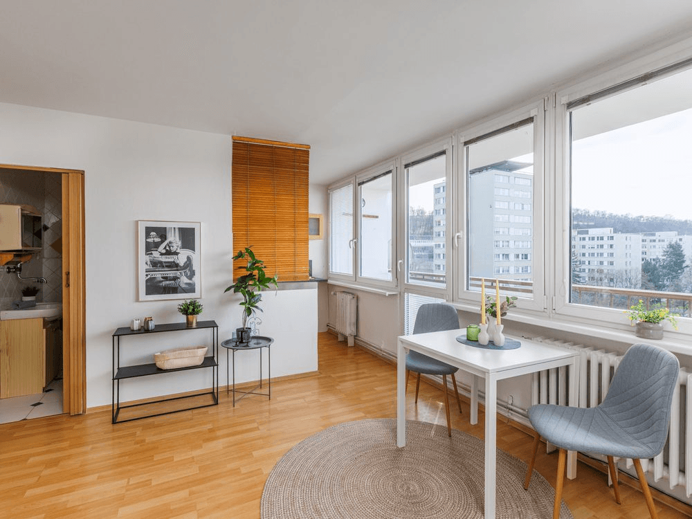 Obývací pokoj — jídelní část po homestagingu